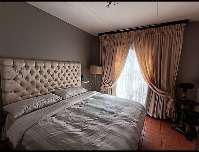 3 BEDROOM TOWNHOUSE FOR SALE IN SUNNYROCK